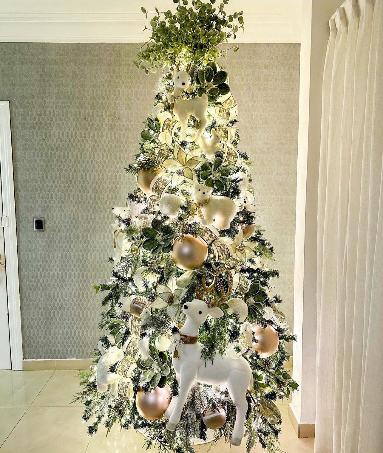 Árvore de Natal + Decoração 360º Rena Clean Inclusa - 2,10 Metros